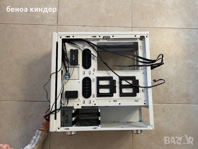 кутия Corsair 275R white, снимка 6 - Захранвания и кутии - 54310201