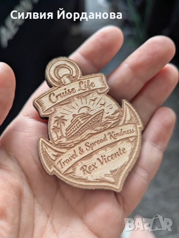 Рекламен магнит за бизнеса. Гравиран QR код от другата страна