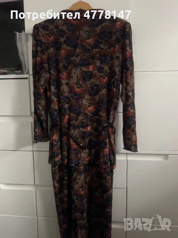 Актуална рокля от две части с изискан колан и преливащи тонове. Силуетът е женствен и стилът е