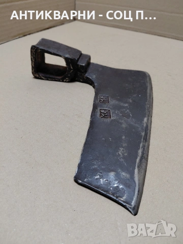 Соц Стара Ръчно Кована Голяма Дърводелска Брадва Кривица 1.050кг. НОМЕР 1897., снимка 2 - Антикварни и старинни предмети - 54905664