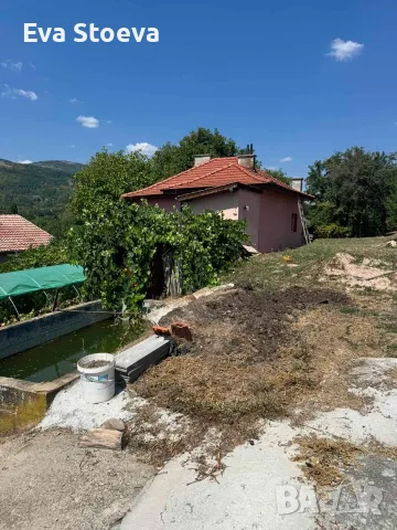 Продава се просторна къща с 2 сгради, гараж и двор, снимка 8 - Къщи - 55692684