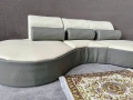 🛋️ Бял кожен диван със сив акцент и възглавнички, снимка 1