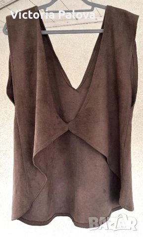 Ефектен топ  от алкантара в цвят кафе с мляко