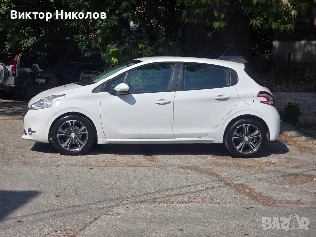 Peugeot 208 , 2014г. Газ / Бензин 1.4i Климатик, снимка 4 - Автомобили и джипове - 54798149