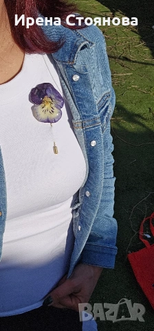 Ръчно изработени бижута с истински цветя. Брошка игла с естествен цвят на теменужка