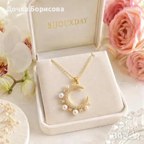 Златисто колие с полумесец, перли и блестящи камъчета