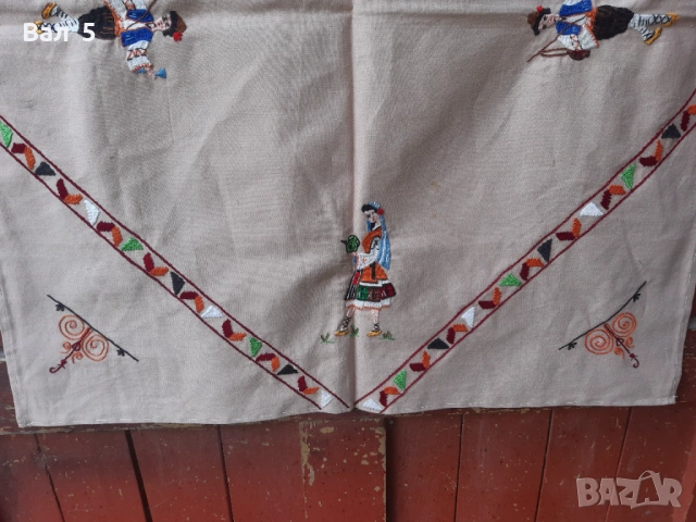 Бродирано каре , покривка с народни носии, снимка 2 - Антикварни и старинни предмети - 54288644