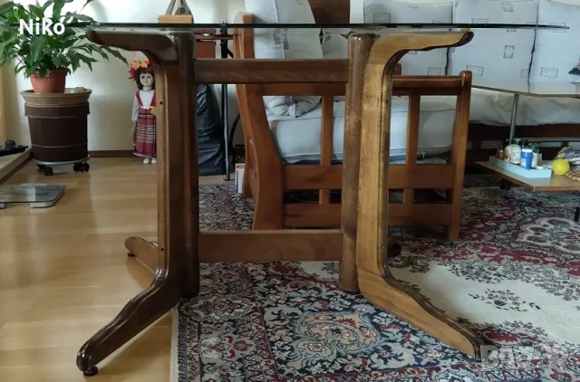 Продавам масивна трапезна маса с плот от закалено стъкло и крака от масивно дърво. , снимка 4 - Маси - 55405065