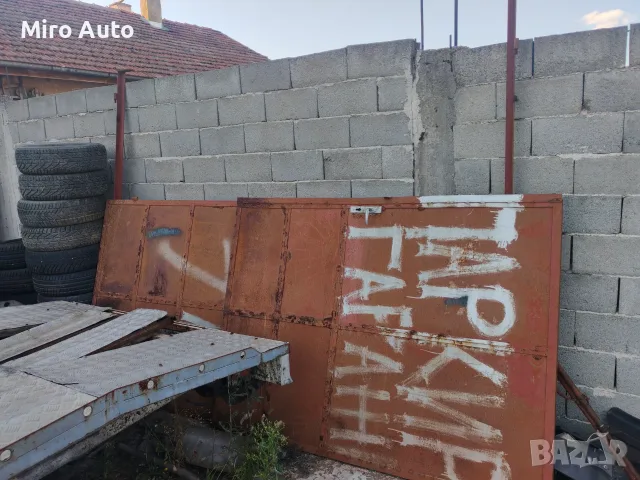 Продава се Двукрилна гаражна врата 
