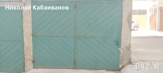 Продавам двукрила метална гаражна врата