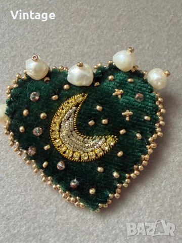 Уникална ръчно изработена брошка с естествени перли 