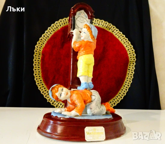 Немска порцеланова статуетка Деца сверяват часовник. 