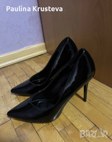 Черни лачени токчета