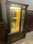 Комплект – бюфет и витрина с дърворезба, осветление и кожени акценти, снимка 9