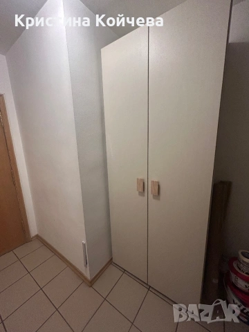 Масивен и стабилен гардероб  със закачалки 