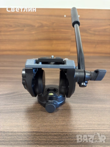 Продавам Manfrotto MVH500AH видео глава в отлично състояние.