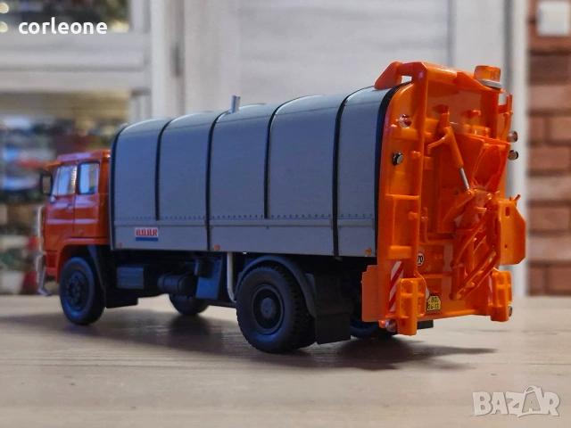 LIAZ 110.820 BOBR 16.2 боклукчийски 1974 - мащаб 1:43 на DeAgostini моделът е нов в блистер, снимка 3 - Колекции - 55016725