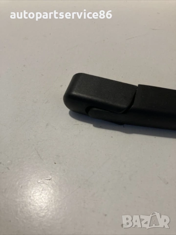 Външно рамо на задната чистачка за Nissan Qashqai 2.0 бензин (2010)