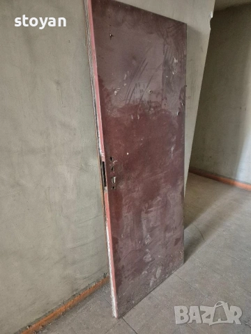 Продавам метална врата