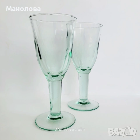 Две чаши изработени рециклирано стъкло.