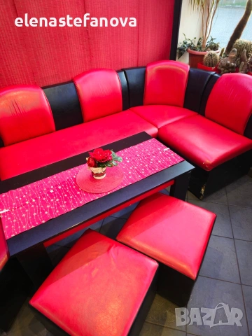 Комплект дивани, маса и три табуретки в червено и черно