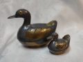 Две масивни кутии патици от висококачествен калай (pewter) с релефни апликации от месинг., снимка 1