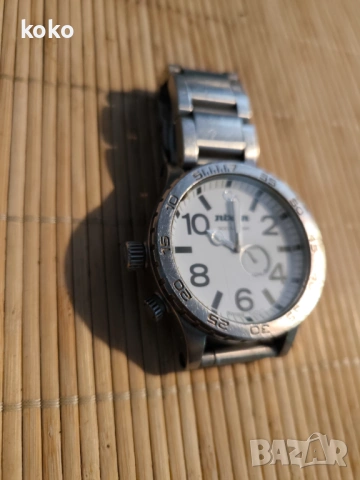 Часовник швейцарски Nixon 300м водоустойчив , снимка 2 - Мъжки - 53951550