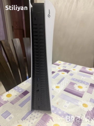 PlayStation 5 (PS5) конзола с 2 контролера и 4 игри (Spider-Man, FIFA 23, GTA V, Star Wars), снимка 4 - PlayStation конзоли - 55599418