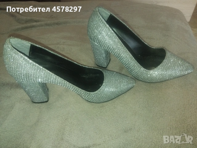 сребристи обувки