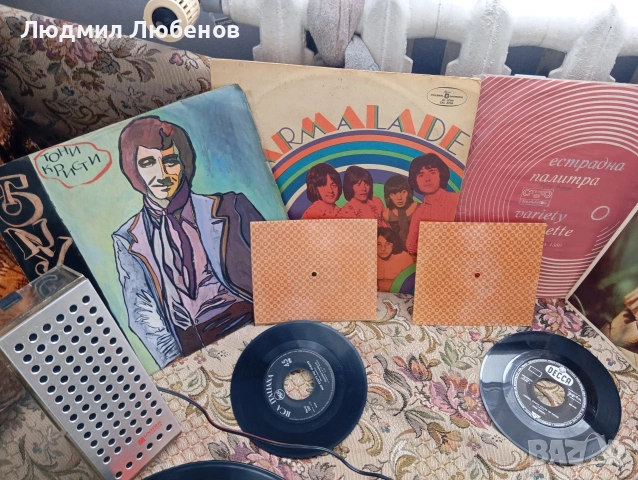 Малък преносим грамофон Unitra с подарък плочи, снимка 4 - Грамофони - 55163658