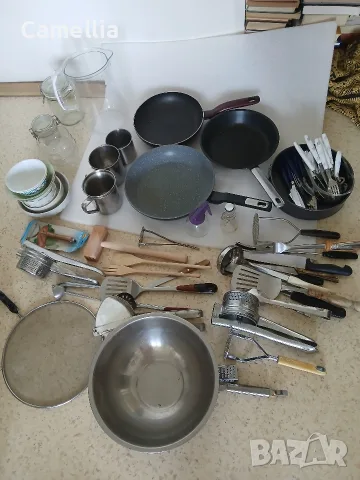 Лот от различни домакински посуди: тигани, прибори, купички, преси, буркани, канчета, белачка за кар