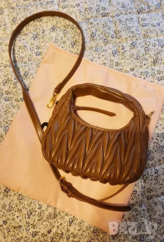 Дамска чанта Miu Miu малка, снимка 3 - Чанти - 55437432