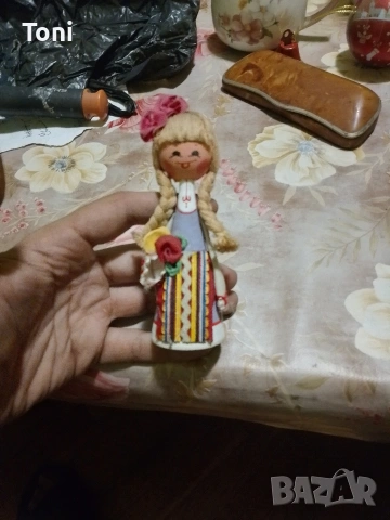 ръчно изработена българска дървена кукла 