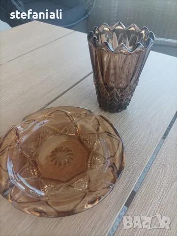 Стара ваза и голям пепелник