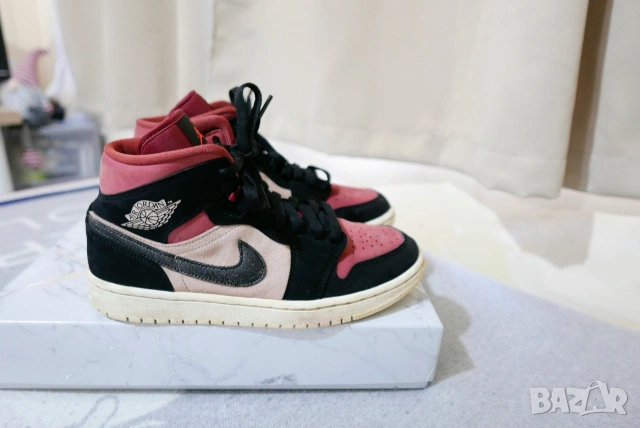 Кецове Nike WMNS Air Jordan 1 Mid, снимка 2 - Кецове - 54008101