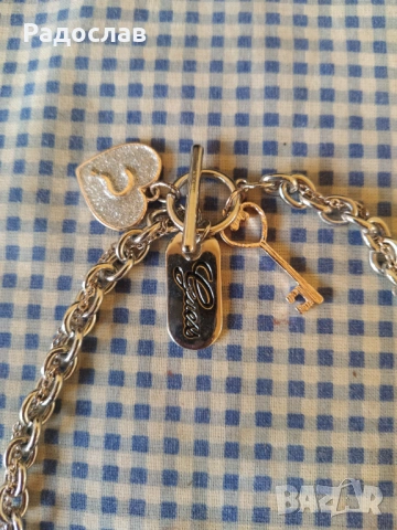 синджир с висулки Guess, снимка 2 - Колиета, медальони, синджири - 54736256