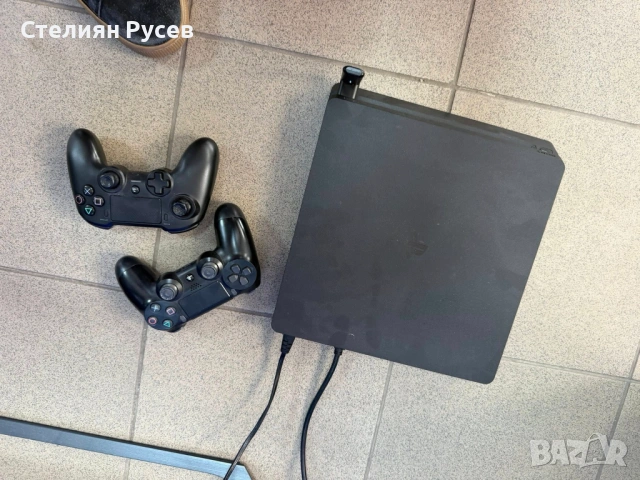 150566 play station PS4    120 евро или 234.70 лева    смр - с 2 джойстика , с 5 игри  -използван, в