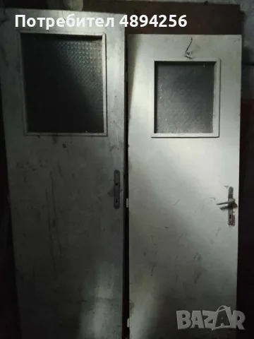 Продавам две дървени врати с прозорче 