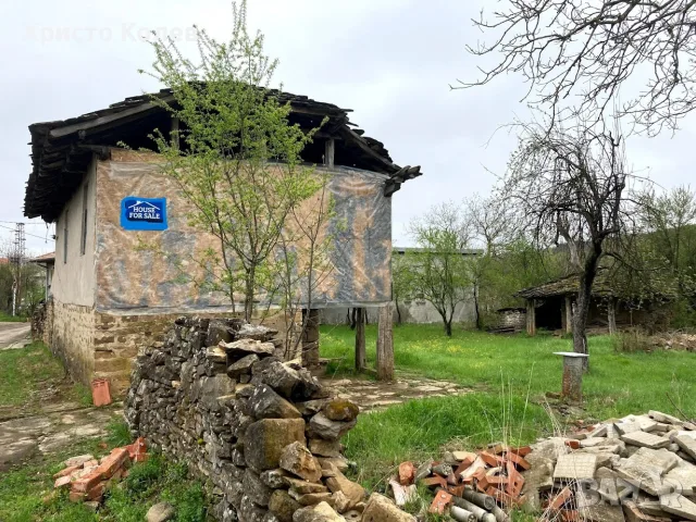Продавам Къща 80кв с 1000 кв място  в село Лесичарка