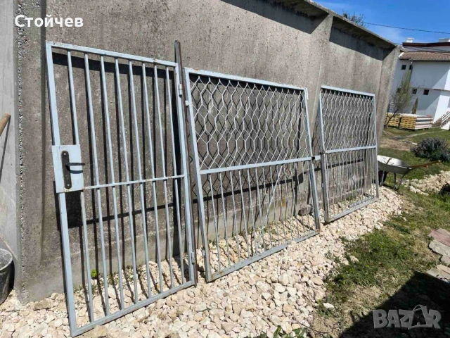 Продавам портални врати,оградни пана и метални колони.