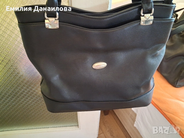 Продавам малко използвана черна дамска чанта. 