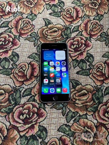 Продавам iPhone SE 2 2020