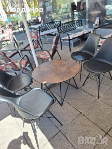 Маса с четири стола 