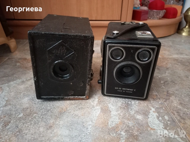 Два стари фотоапарата 