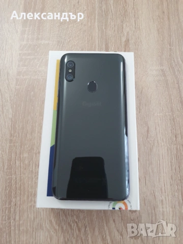 Немски Смартфон Gigaset GS290 с инсталиран Ubuntu Touch, безжично зареждане Qi, снимка 5 - Телефони с две сим карти - 54279548