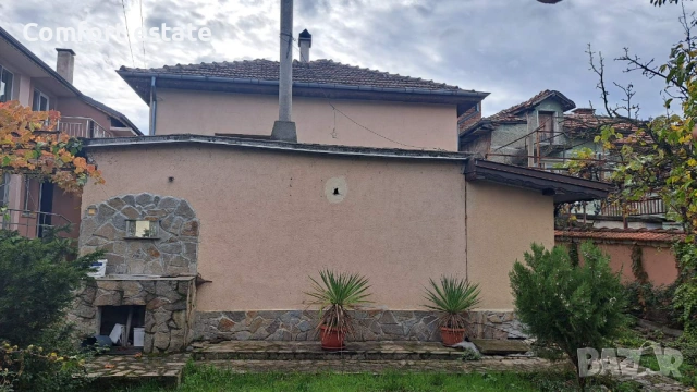 Продава две къщи в едно дворно място - гр. Павел баня, снимка 5 - Къщи - 54382790