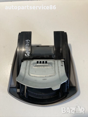 Пепелник преден за Mitsubishi Grandis 2.0 Di-D (2005), снимка 3 - Части - 54738435