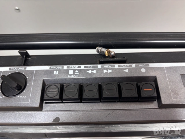 Радиокасетофон Hitachi TRK-6830E за части, снимка 3 - Радиокасетофони, транзистори - 54810572