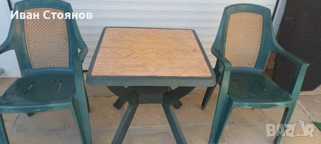 Два пластмасови стола и маса