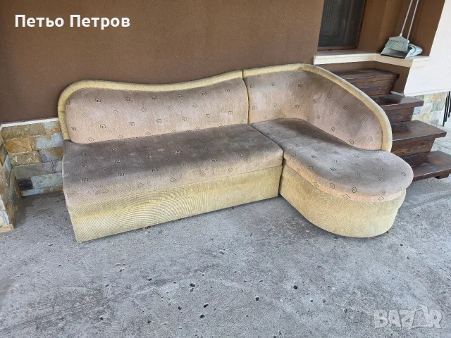 Ъглов диван с вградено легло 